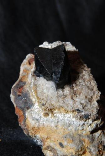 Casiterita, Mina de Penouta, Viana do Bolo, Orense (Galicia).  Pieza 12x6, Cristal 4x2,5cm (Autor: bolesminerales)