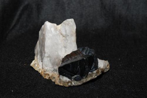 Casiterita (dúo de Casiteritas),  Mina de Penouta, Viana do Bolo, Orense (Galicia). Pieza 9x7, Cada cristal 3,5x2,5cm (Autor: bolesminerales)