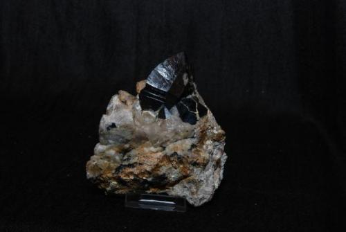 Casiterita, vista completa de la pieza anterior. Mina de Penouta, Viana do Bolo, Orense (Galicia).  Pieza 11x10, Cristal 5x3cm (Autor: bolesminerales)