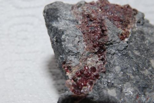 Cinabrio
Almadén, Ciudad Real, Castilla-La Mancha, España.
9 x 7 cm
Cristales 4mm (Autor: bolesminerales)