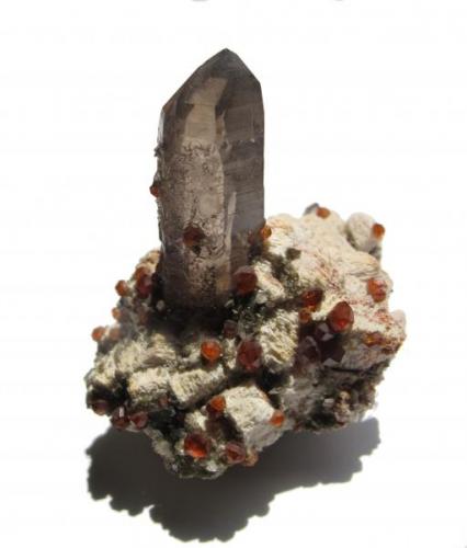 Cuarzo ahumado con Granates Espesartino y Feldespato. 5,6 x5x4 cm. Cuarzo: 4cm. (Autor: Jmiguel)