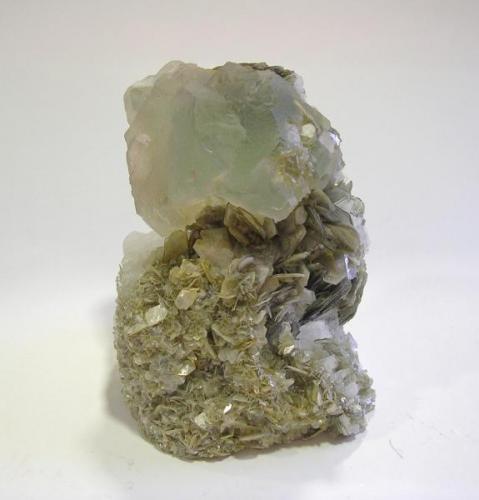 Fluorita con moscovita y albita, Hoper Valley, Hunza Valley, Gilgit District, Pakistán, 6,3x6,2x8 cm. (Autor: Edelmin)