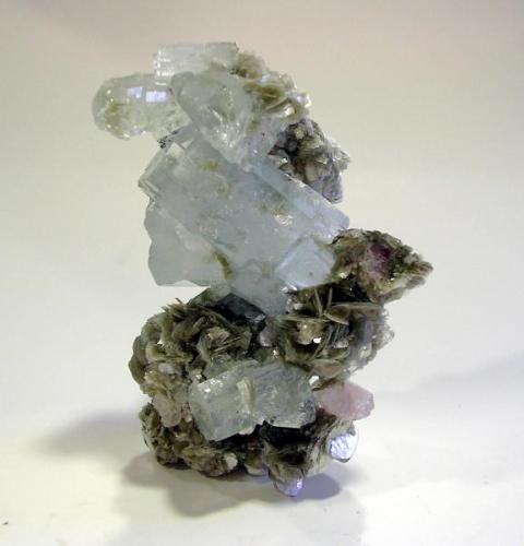 Aguamarina con moscovita y fluorita, Chumar Bakhoor, Hunza Valley, Gilgit District, Pakistán, 10,8x6,7x6,4 cm. (Autor: Edelmin)