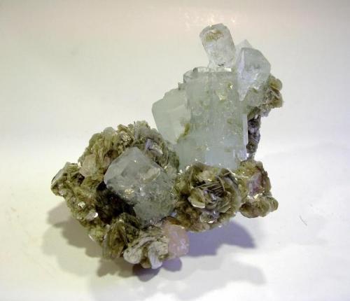 Aguamarina con moscovita y fluorita, Chumar Bakhoor, Hunza Valley, Gilgit District, Pakistán, 10,8x6,7x6,4 cm. (Autor: Edelmin)