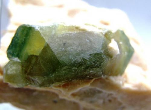 Hidroxiloapatito. Mina Sapo. Goiabeira. Minas Gerais. Brasil.
Tamaño pieza 6.5x4.5 cm. Cristal 25 mm. (Autor: Jose Luis Otero)