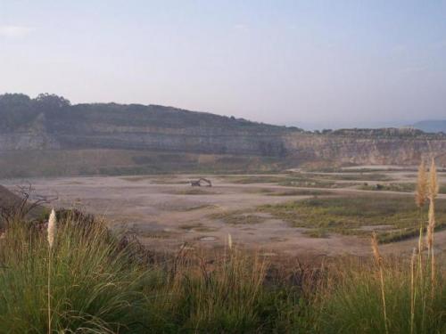 Uno de los frente de la cantera de Cuchia,donde se aprecia el aptiense y sobre este el albiense.
Tambien se puede ver la restauracion que estan haciendo aportando tierra en los frentes y dejando pequeños estanques en el centro.Esta foto es del 2003,actualmente esta casi completada la restauracion. (Autor: PabloR)