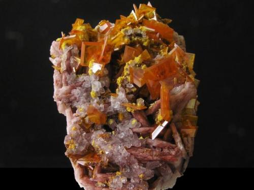 Wulfenita c/Baritina.
Mina Rowley, Theba, D. Painted Rock, Maricopa Co., Arizona, EE.UU.
Tamaño de la pieza: 6x4x2,5 cm, cristales hasta 1 cm, con Mimetita. Col. y foto Nacho Gaspar. (Autor: Nacho)