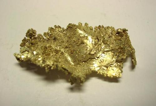 Oro, mina Round Mountain, Nye Co., Nevada, USA, 3,9x1,9x0,7 cm. (Autor: Edelmin)