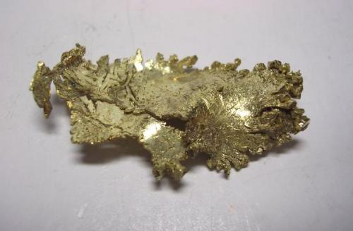 Oro, mina Round Mountain, Nye Co., Nevada, USA, 3,9x1,9x0,7 cm. (Autor: Edelmin)