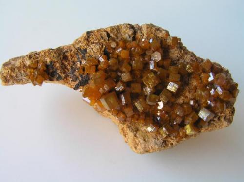 Mimetita.
Mina Pingtouling, Liannan, Prov. De Guandong, China.
Tamaño de la pieza: 8x4x3 cm, cristales hasta 6 mm. Col. y foto: Nacho Gaspar. (Autor: Nacho)