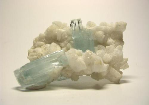 Aguamarina y albita, Shigar Valley, Skardu District, Pakistán, 6,5x4,3x3 cm. (Autor: Edelmin)