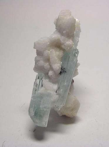 Aguamarina y albita, Shigar Valley, Skardu District, Pakistán, 6,5x4,3x3 cm. (Autor: Edelmin)