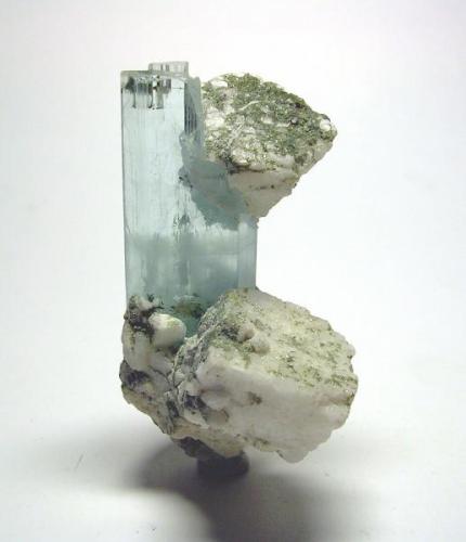 Aguamarina y albita, Shigar Valley, Skardu District, Pakistán, 8x5,1x3,4 cm. (Autor: Edelmin)