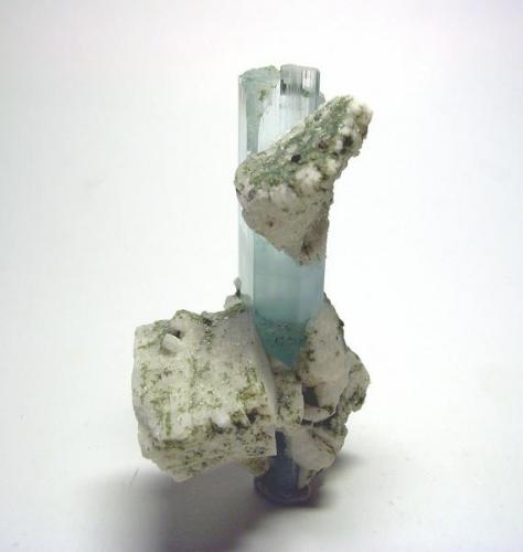 Aguamarina y albita, Shigar Valley, Skardu District, Pakistán, 8x5,1x3,4 cm. (Autor: Edelmin)