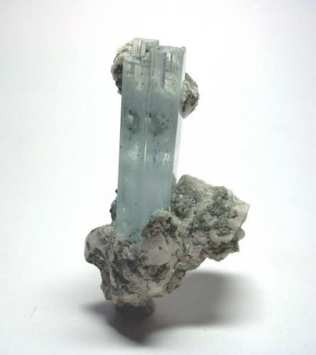 Aguamarina y albita, Shigar Valley, Skardu District, Pakistán, 8x5,1x3,4 cm. (Autor: Edelmin)