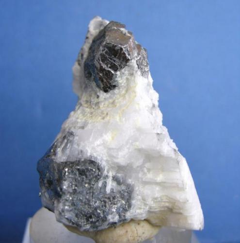 Skutterudita
Minas de Cala - Huelva - Andalucía - España
cristal p 1.5 cm
Sin acidar (Autor: Diego Navarro)