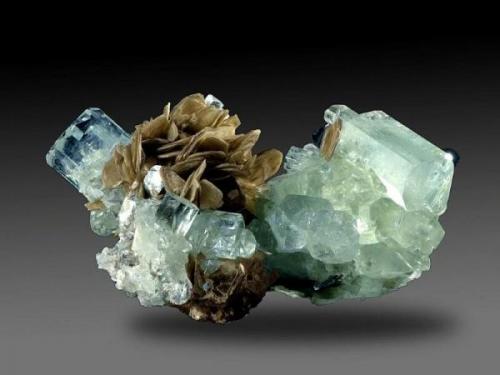 Aguamarina con mica
Gilgit (Pakistán
13 x 6,5 x 5,5 cm
336 gr (Autor: Granate)