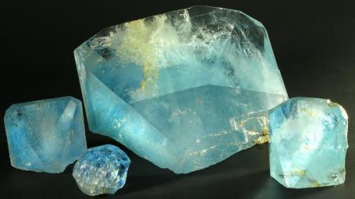 Topacio Azul
Virgen de Lapa (Minas Gerais)
Brasil
Cristal mayor
21 x 20 x 13 cm
7,2 Kgt (Autor: Granate)