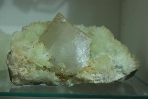 Cristal de calcita sobre prehnita (5 x 2 x4 cm). Cantera "Minera I", R.S.A. nº 382, Paraje "Cerro del Serrano", Lebrija, Sevilla, Andalucía, España (Autor: Inma)