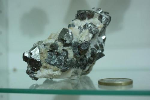 Skutterudita (8 x 6 x 2 cm; cristal mayor 2 cm). Minas de Cala, Cala, Huelva, Andalucía, España. Es un regalo de Carlos Utrera ;-) (Autor: Inma)