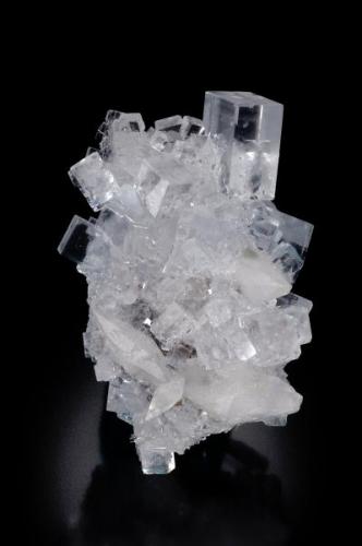 Ejemplar de la mina "Emilio". Lo verdaderamente difícil, según palabras del propio Jeff Scovil, es reflejar en la fotografía  tanto el brillo como la gran transparencia de los cristales de fluorita. Dimensiones 9 x 7 cm.
Foto: Jeff Scovil (Autor: JRG)