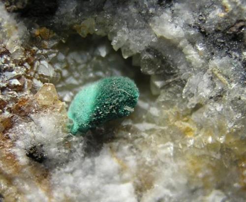 Malaquita. Minas al sur-este limitando con Cogolludo, donde se observan minerales de cobre como covellina. (Autor: Adrian Pesudo)