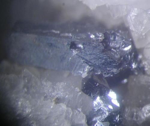 Excepcional pirargirita de 1 cm con microcristales acicular de acantita?. Mina La Fuerza, Hiendelaencina, Guadalajara (Autor: Adrian Pesudo)