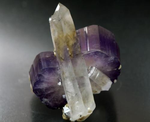 Ahora una foto de un ejemplar de apatito de las minas de "Panasqueira", de  hermoso color violeta y asociado a un cristal de cuarzo. Dimensiones de la pieza 6 x 5 cm.
Foto: J. R. García (Autor: JRG)