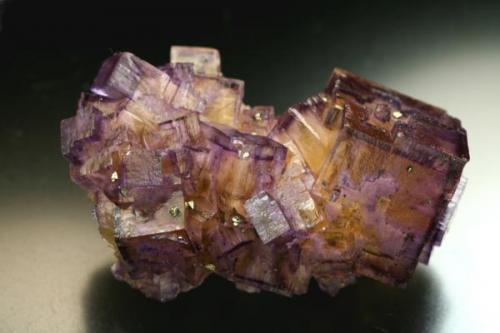 Otro clásico, esta vez de la famosa mina "Denton", en el distrito minero de Kentucky-Illinois, dicha explotación perteneció a la compañía Ozark-Mahoning y su laboreo duró hasta 1993. Arista del cristal mayor 4,5 cm.
Foto: J. R. García (Autor: JRG)