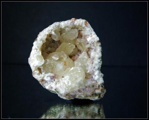 GEODA DE CALCITA-ANALCIMA - Rambla de los Lobos - Alamedilla - Granada - 5.5cm x 4.5cm (Autor: Mijeño)