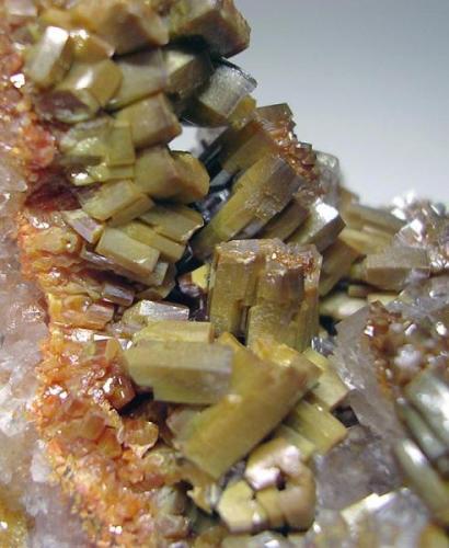 4011-Vanadinite and calcite, Mina Apex, San Carlos, Chihuahua, Mexico, detalle. (Autor: Edelmin)