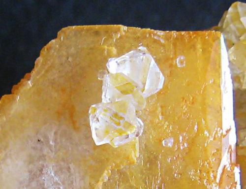 Detalle de cristalitos de cuarzo sobre el cristal de barita. (Autor: usoz)
