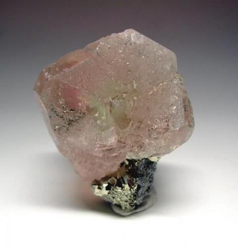 3992-Fluorita y pirita, Mina Huanzalá, Huallanca, Provincia Dos de Mayo, Perú, 3,9x3x2,5 cm. (Autor: Edelmin)