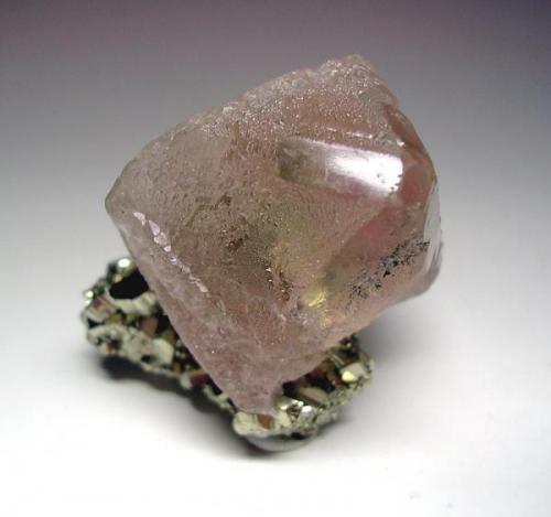 3992-Fluorita y pirita, Mina Huanzalá, Huallanca, Provincia Dos de Mayo, Perú, 3,9x3x2,5 cm. (Autor: Edelmin)