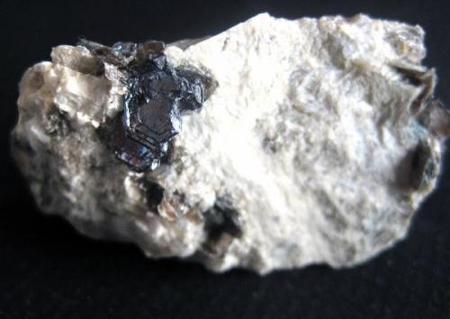 Pieza con varios cristales de molibdenita, el mayor de 2 cm. Monte de costa, Vilarrodís, Arteixo (A Coruña) (Autor: usoz)
