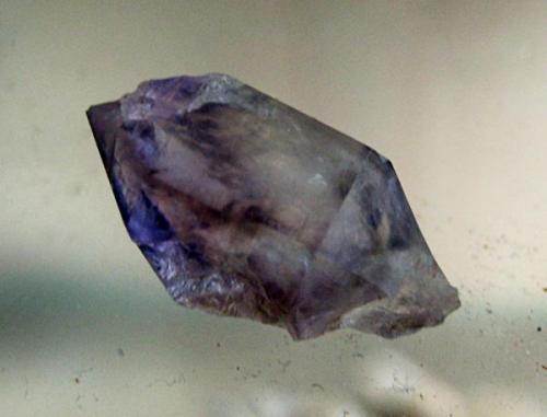 Otro cristal biterminado de amatista, este de 2 cm. (Autor: usoz)