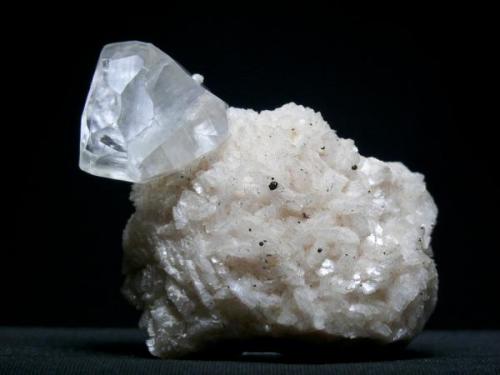 Calcita - Minas de la Florida - Valdáliga - Cantabria
Pieza de 9 x 6 cm. - Cristal de 3 cm. (Autor: El Coleccionista)