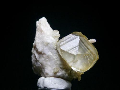 Calcita - Minas de la Florida - Valdáliga - Cantabria
Pieza de 8 x 6 cm. - Cristal de 3,5 cm. (Autor: El Coleccionista)