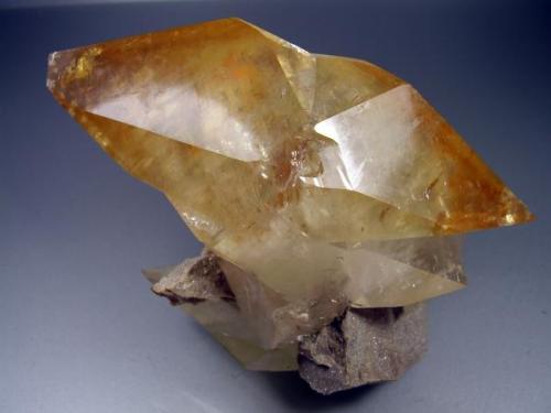 Calcita. Elmwood Mine, Usa. 11x7 cm. Cristal de 10´5 cm (Autor: geoalfon)