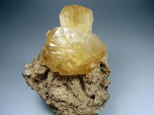 Calcita. North Vernon, Indiana, Usa. 8´5x6´5 cm. Cristal de 4´5 cm (Autor: geoalfon)