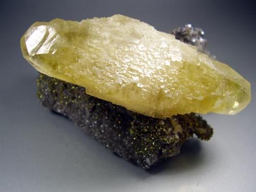 Calcita. Fletcher Mine, Missouri, Usa. 11x8 cm. Cristal de 9 cm (Autor: geoalfon)