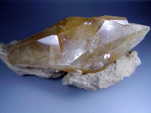 Calcita. Meshberger Quarry, Indiana, Usa. 15´5x10 cm. Cristal de 14 cm. (Autor: geoalfon)