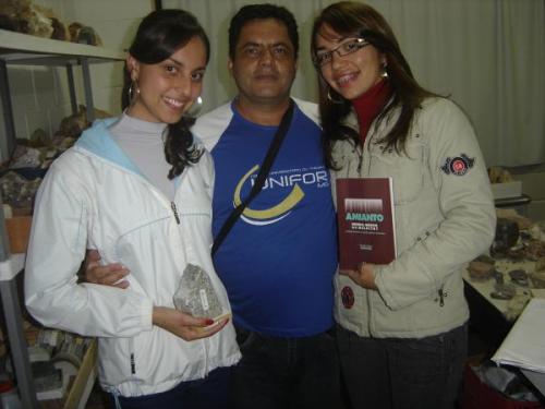 Las estudiantes de Enfermería, Karem y Tamirys, del UNIFOR-MG, con una muestra de antofilita de mi colección, utilizada en el trabajo sobre las enfermedades causadas por el asbesto.

Alunas  de Enfermagem do UNIFOR-MG com amostra de antofilita de minha coleção, usada em trabalho sobre doenças causadas por amianto. (Autor: Anisio Claudio)