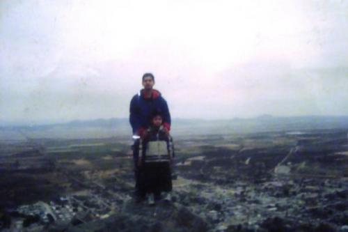 Mi hijo Alex y un servidor en la panorámica de la comunidad de Naica, Chihuahua, Mexico, desde lo más alto del cerro donde se encuentran las minas. (Autor: javmex2)