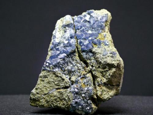Cuarzo Azul - Cantera La Juanona - Antequera - Málaga
Pieza de 9 x 6 cm. cristal mayor 0,6 cm. (Autor: El Coleccionista)
