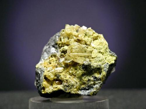 Anglesita - Touissit - Oujda/Angad - Región Oriental - Marruecos
Pieza de 4,5 x 4 cm. cristal mayor 1,1 cm. - con inclusiones (Autor: El Coleccionista)