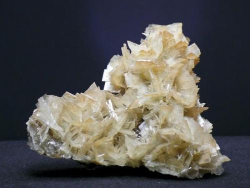 Barita - Mina Beltraneja - Complejo minero El Cortijuelo - Bacares - Almería
Pieza de 9 x 8 cm. cristal mayor 1,5 cm. (Autor: El Coleccionista)