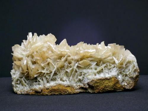 Barita - Mina Beltraneja - Complejo minero El Cortijuelo - Bacares - Almería
Pieza de 15 x 8 cm. cristal mayor 2,5 cm. (Autor: El Coleccionista)