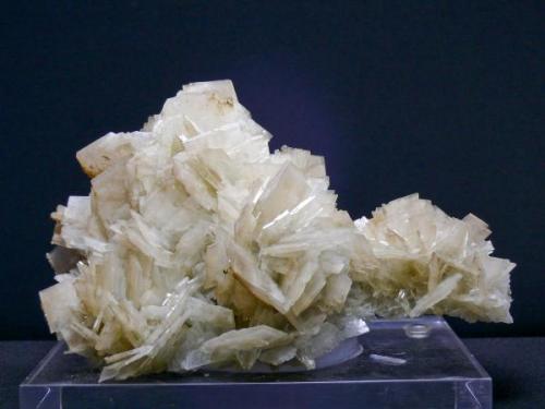 Barita - Mina Beltraneja - Complejo minero El Cortijuelo - Bacares - Almería
Pieza de 17 x 11,5 cm. cristal mayor 3,5 cm. (Autor: El Coleccionista)
