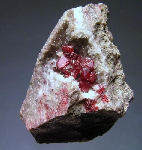 Cinabrio c/Cuarzo.
Minas de Almadén, Almadén, Ciudad Real, Castilla La Mancha, España.
Tamaño de la pieza 7x5,5x2,5 cm.
Cristales hasta 7 mm. Col. y foto Nacho Gaspar. (Autor: Nacho)